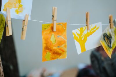 Grande Lessive « Photo (et) graphie » : trois ateliers lumière et dessin à faire avec les enfants